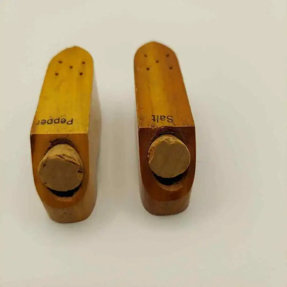 Dutch Shoes Salt & Pepper Shakers Cave Of The Winds Colorado Shoes VTG Wood